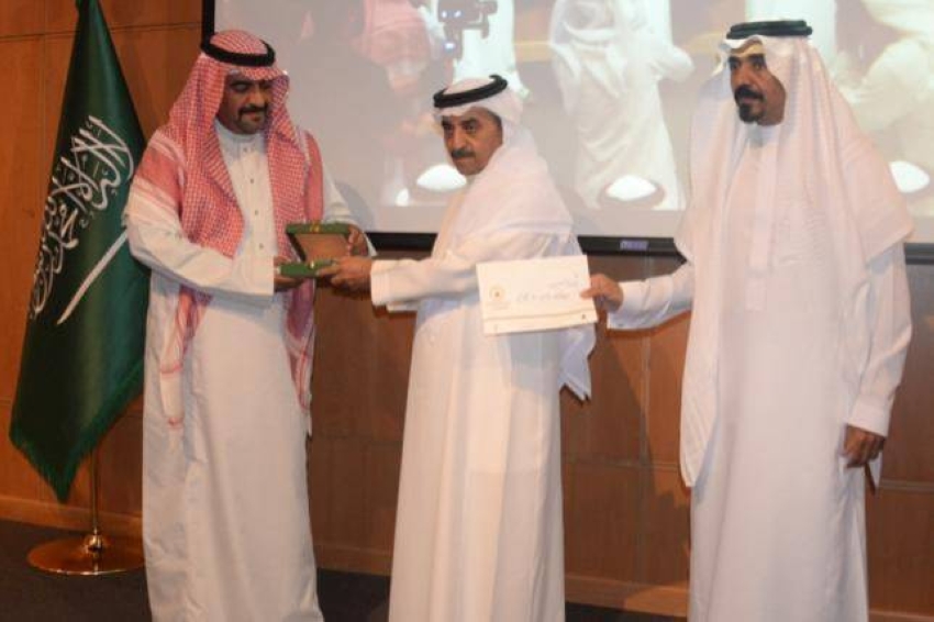 مدير الجامعة يكرم الفائزين