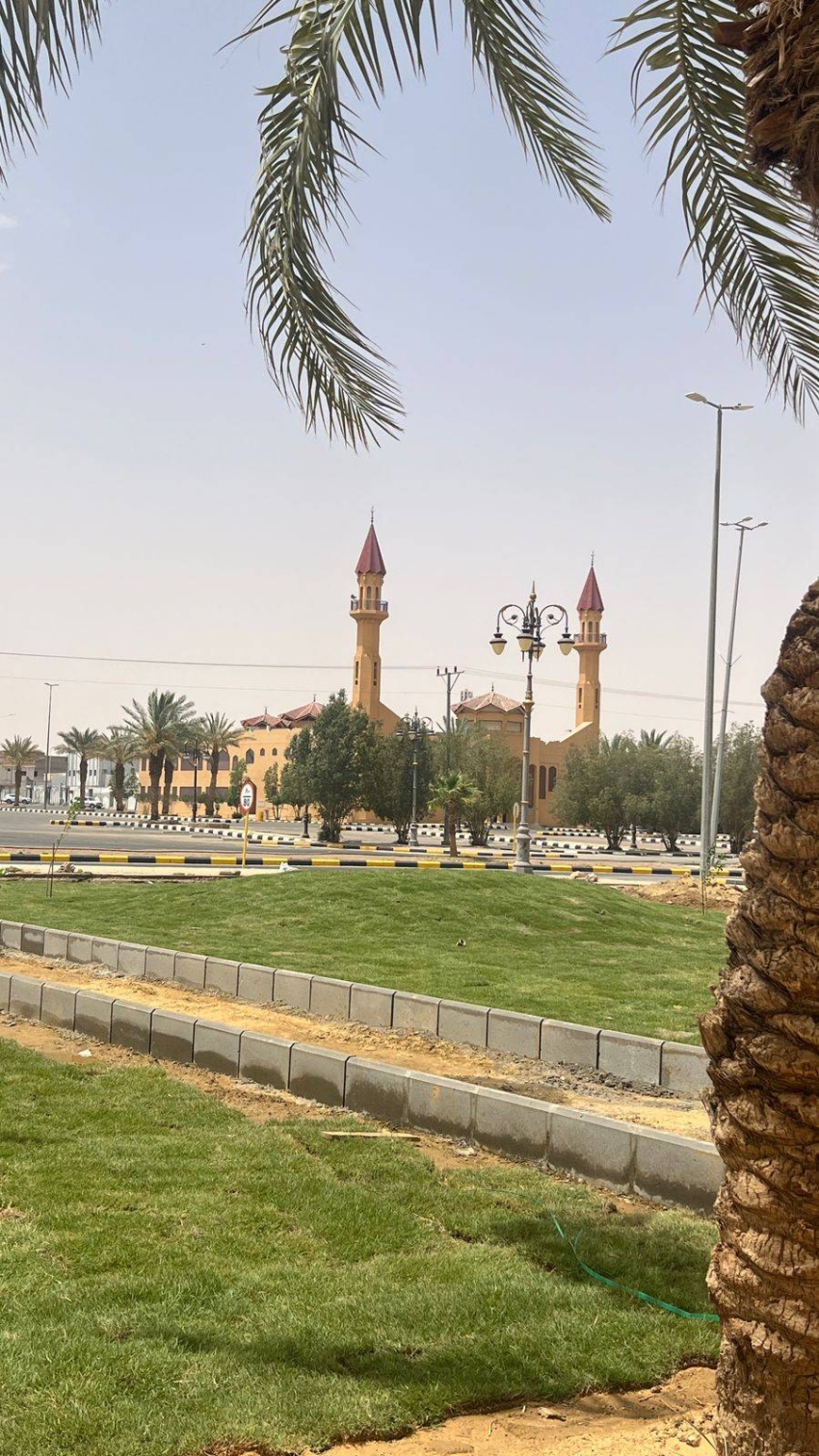 بلدية تيماء تُعيد تأهيل منتزه الأمير فهد بن سلطان بالمسطحات الخضراء 
