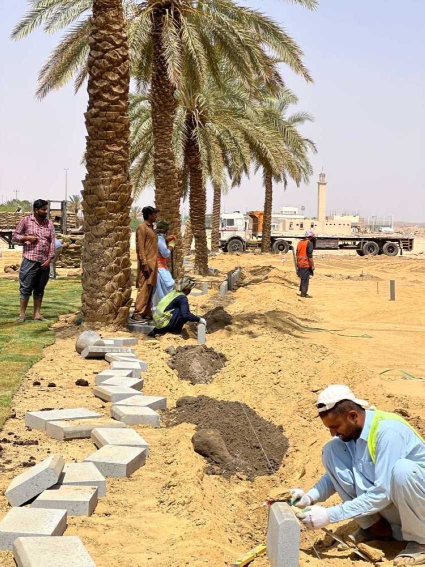 بلدية تيماء تُعيد تأهيل منتزه الأمير فهد بن سلطان بالمسطحات الخضراء 