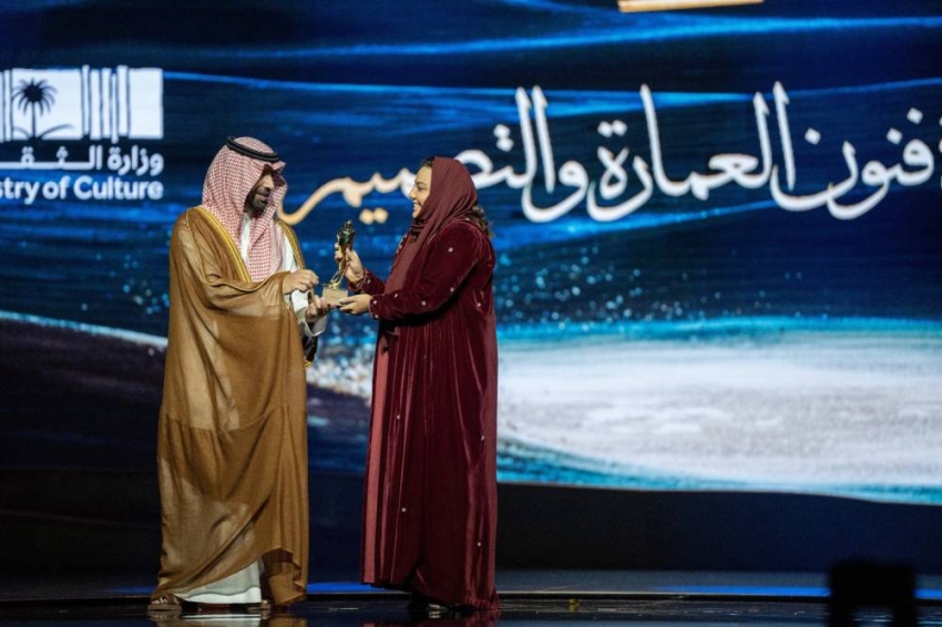 ..ويكرّم خلود عطار الفائزة بجائزة فنون العمارة والتصميم