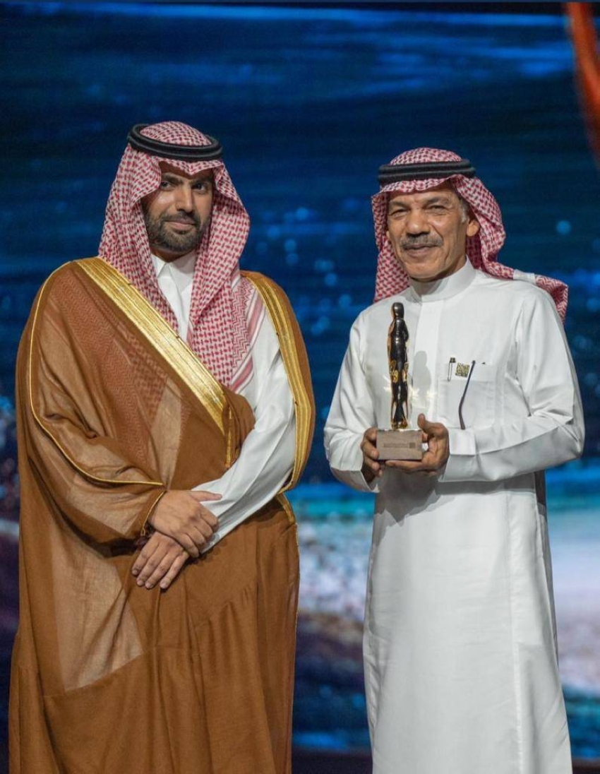 الفنان إبراهيم الحساوي خلال تسلمه الجائزة من سمو وزير الثقافة