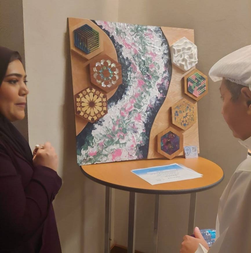 الفنانة إيلاف سعيد تتحدث للزميل سهيل طاشكندي عن لوحتها بالمعرض
