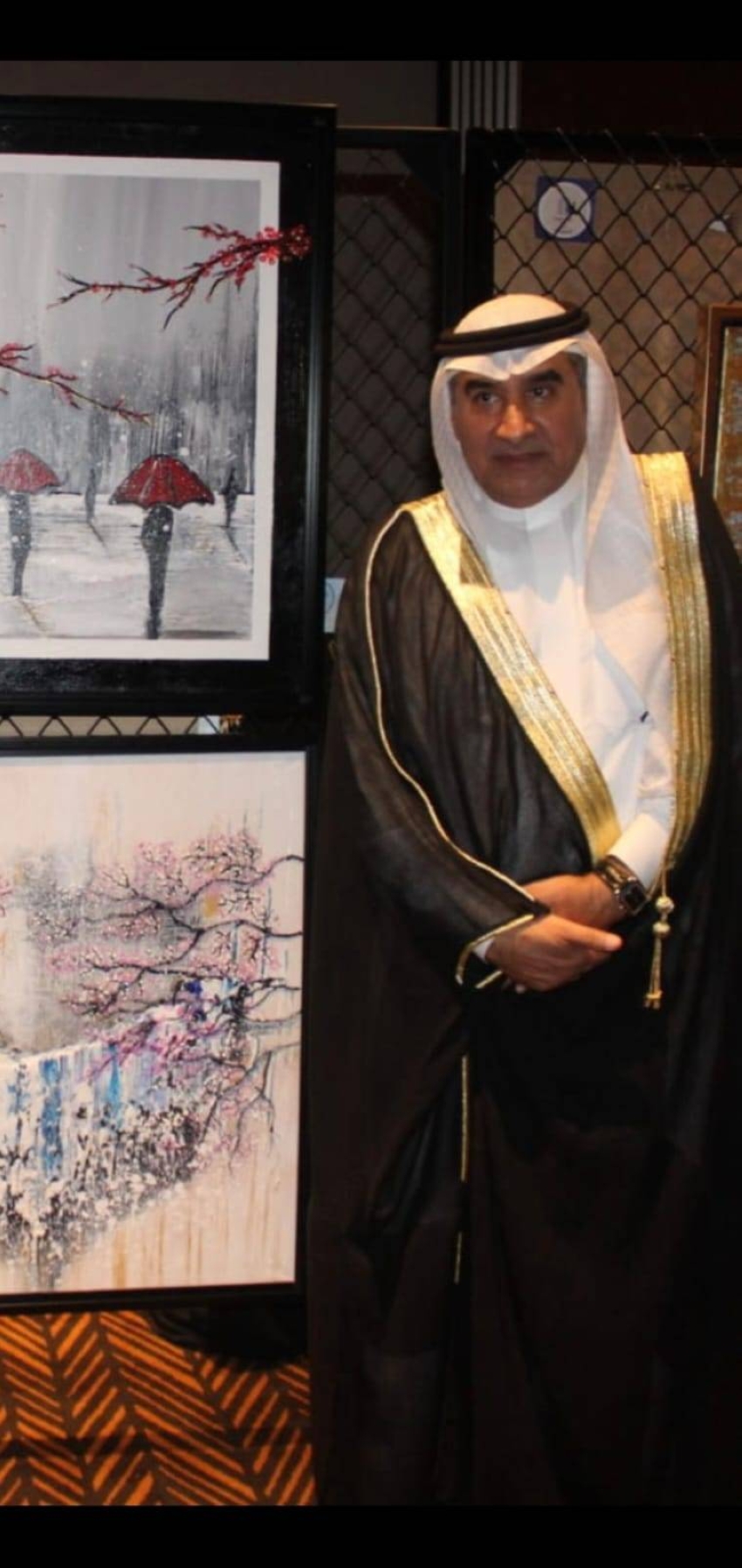 2مدير الإعلام عبدالخالق الزهراني بجوار لوحات الفنانة نجلاء أحمد خلال افتتاحه معرض 