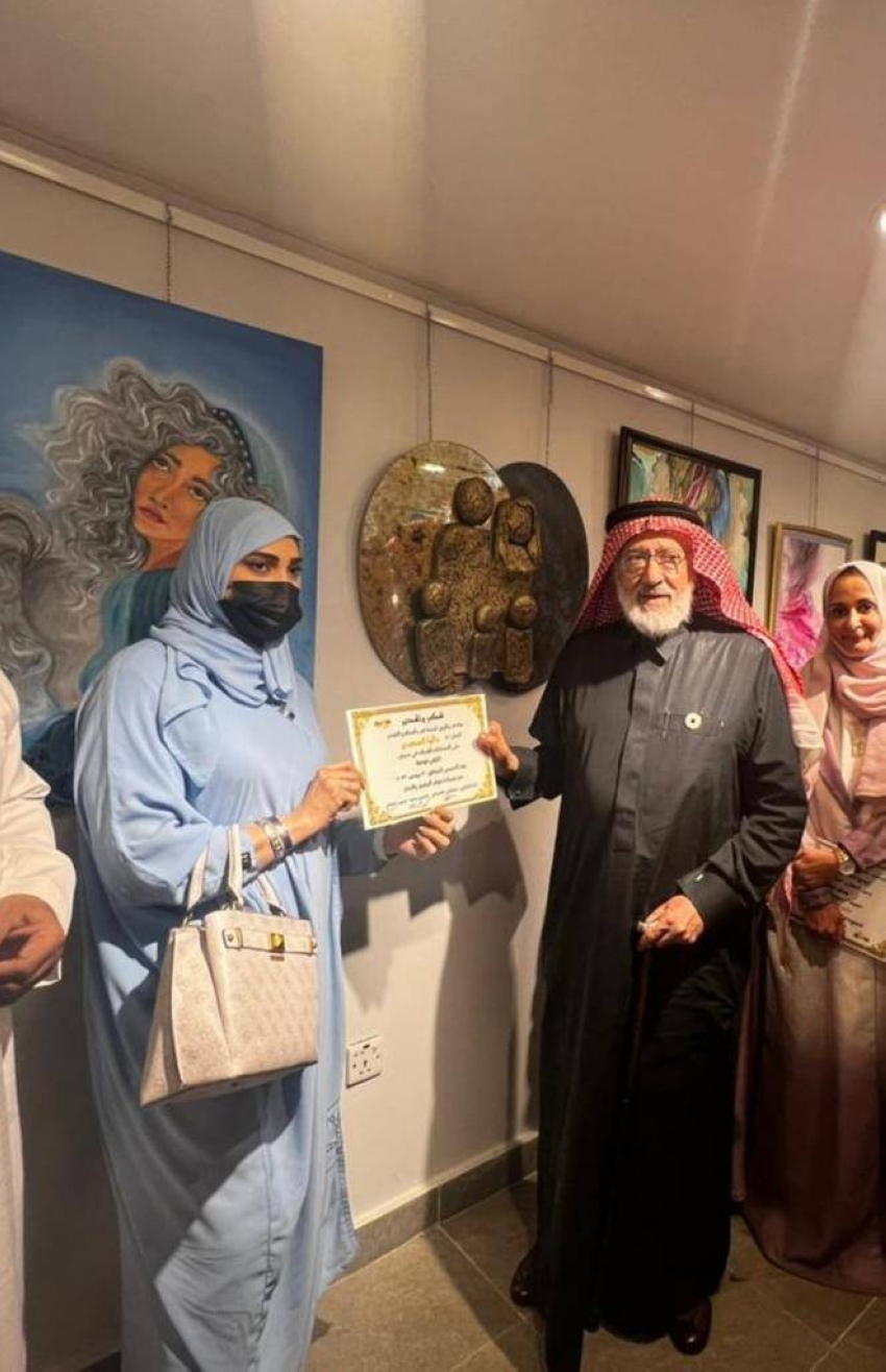 الفنان هشام بنجابي يكرِّم الفنانة داليا السعدي بدران في افتتاح معرض "أغلى لوحة"