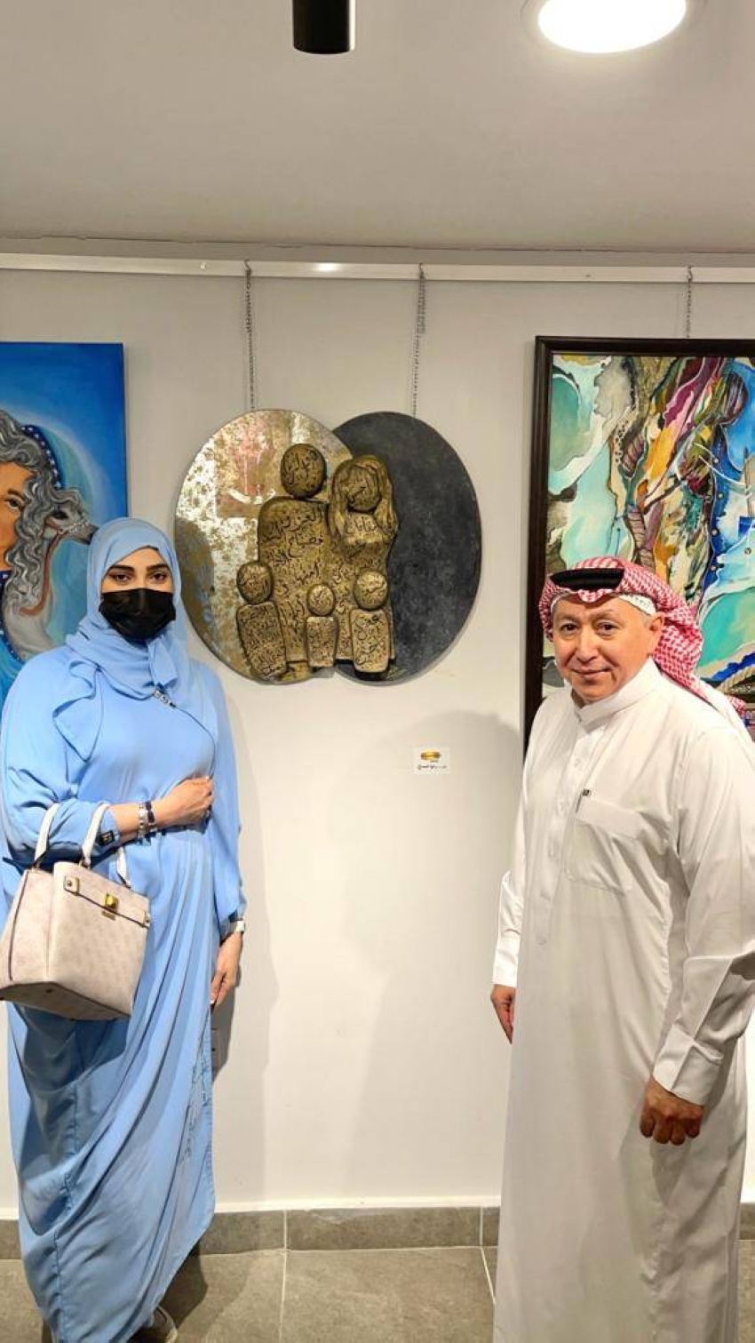 الفنانة داليا السعدي تشرح للزميل سهيل طاشكندي لوحتها الفنية