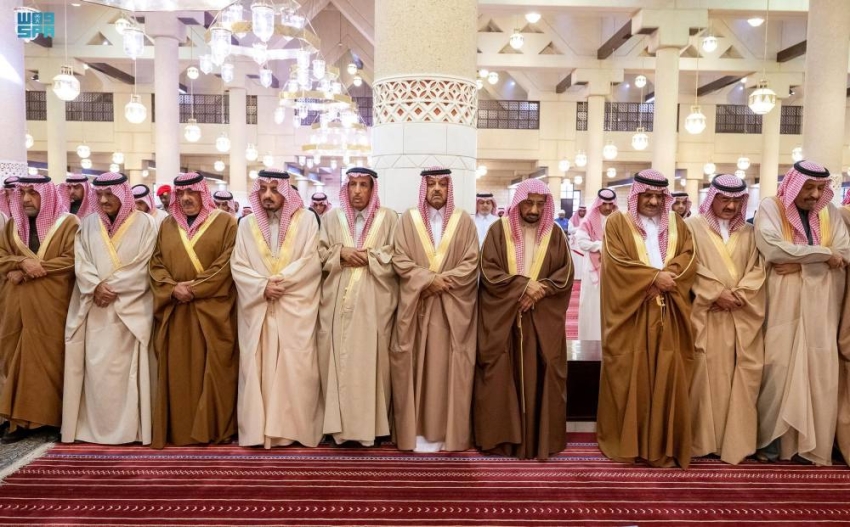 2014387 أمير الرياض يؤدي صلاة الميت على الأمير بندر بن محمد - جريدة المدينة