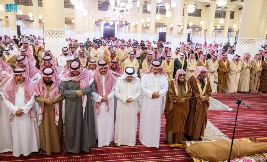 2014387 أمير الرياض يؤدي صلاة الميت على الأمير بندر بن محمد - جريدة المدينة