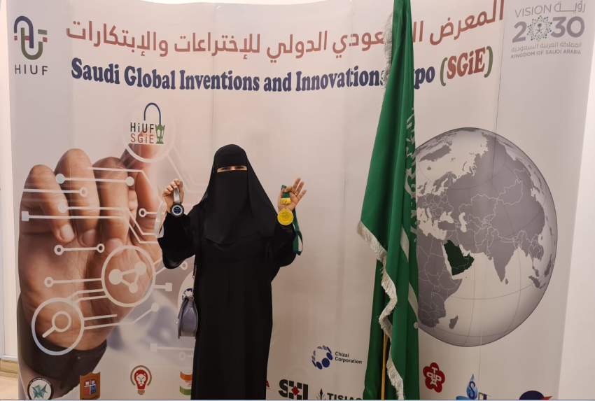 الفنانة المدربة نجلاء أحمد مع الميداليات الذهبية وشهادة براءة الاختراع