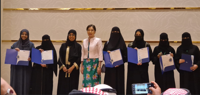 الفنانة نجلاء أحمد ولقطة جماعية مع الفائزات بالمعرض