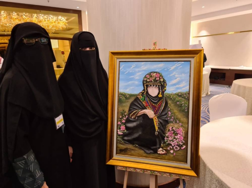 البروفيسورة ناجية الزنبقي ومسز مانلي والفنانة سمية أبو سليمان وبعض الفائزات