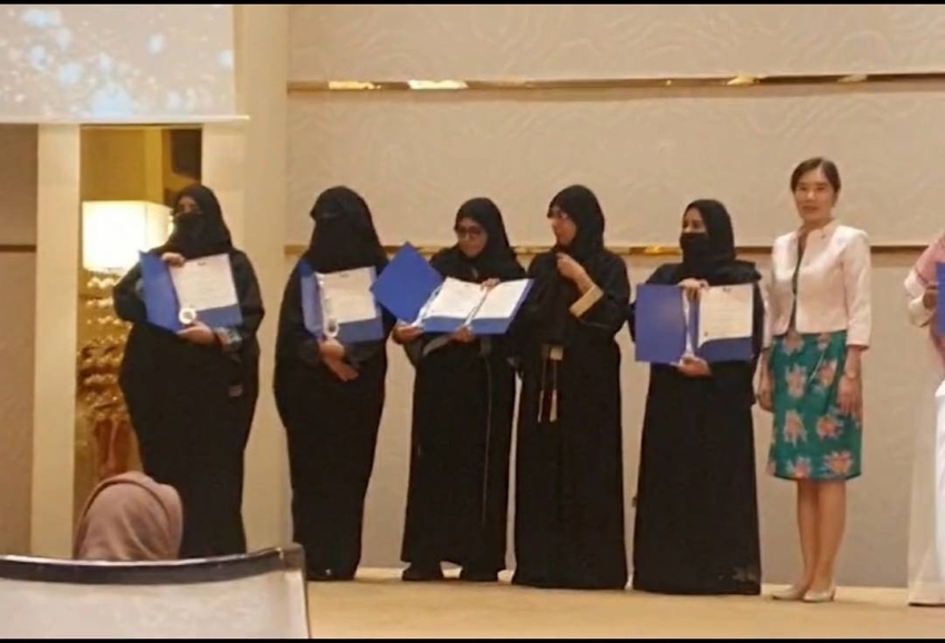 البروفيسورة ناجية الزنبقي ومسز مانلي والفنانة سمية أبو سليمان والفائزات