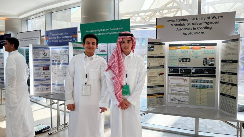 طلاب موهوبين خلال مشاركتهم في المعرض المركزي