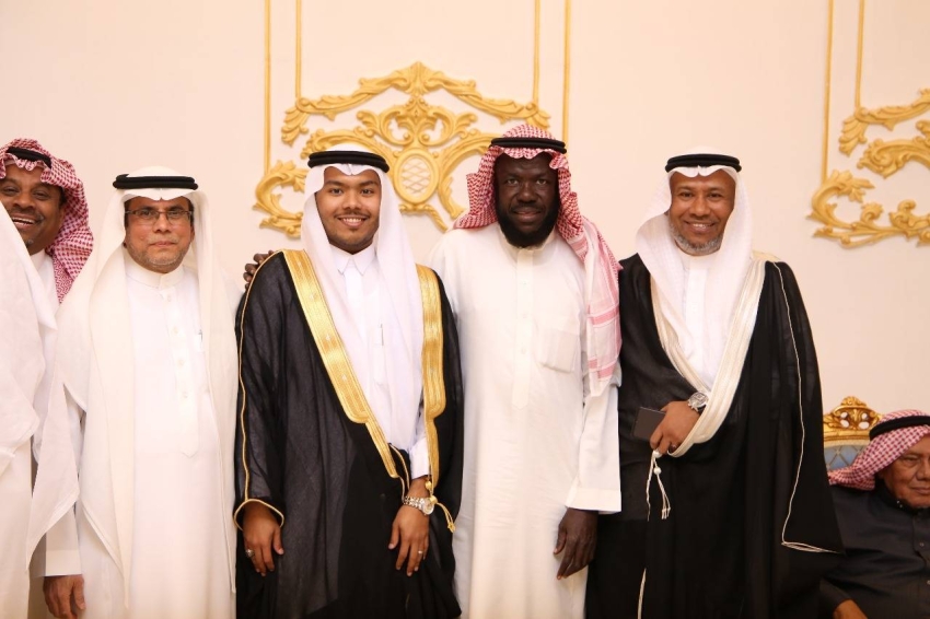 العريس مع والده والمحرر