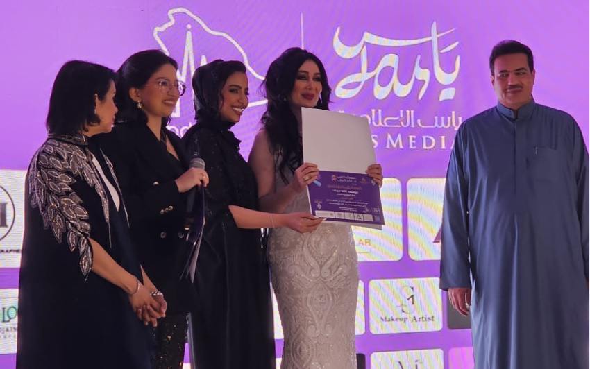 جمال عاشور خلال تكريم المشاركات بالمهرجان