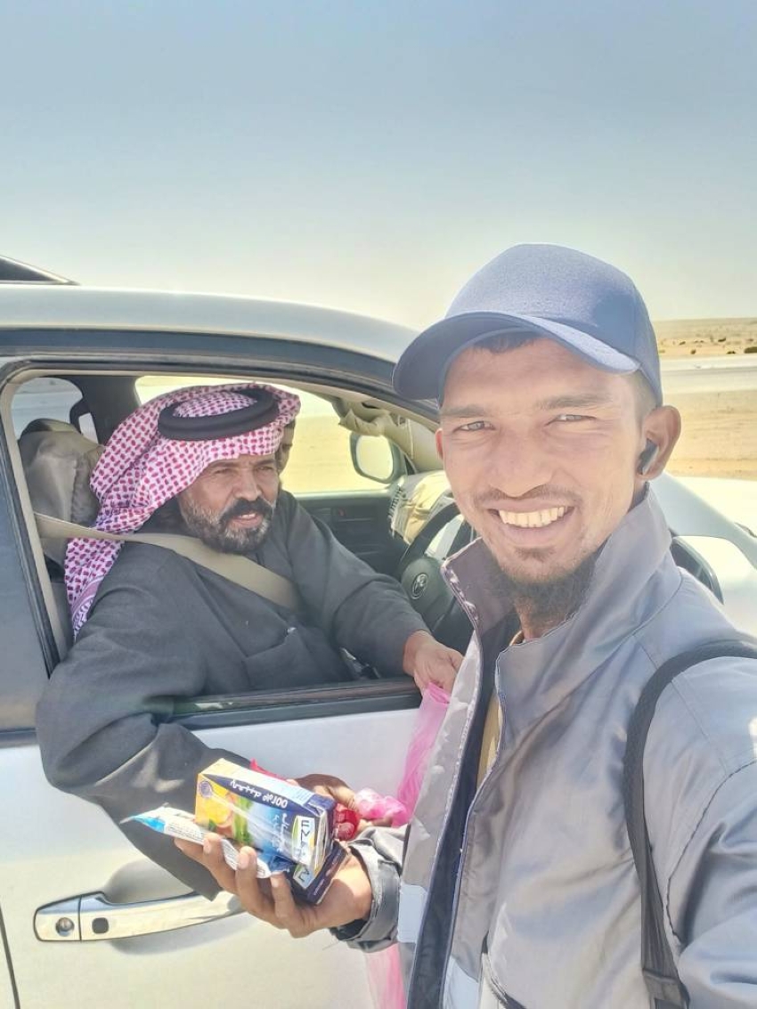 مواطنون سعوديون يرحِّبون به ويقدِّمون له المشروبات