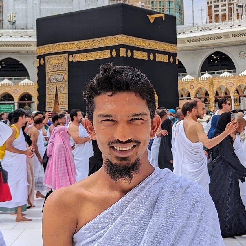 يؤدِّي فريضة العُمرة