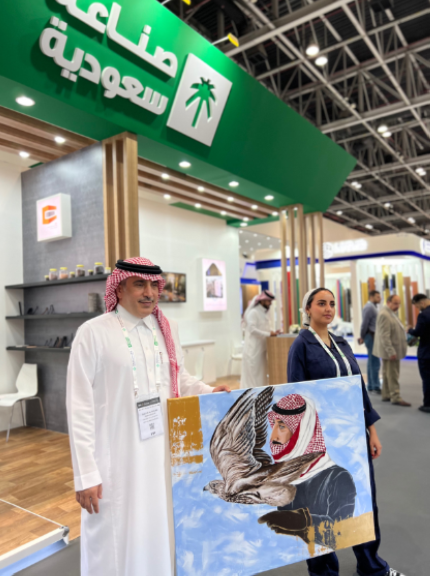 الهنوف تهدي لوحة لسفير المملكة بالإمارات سلطان العنقري
