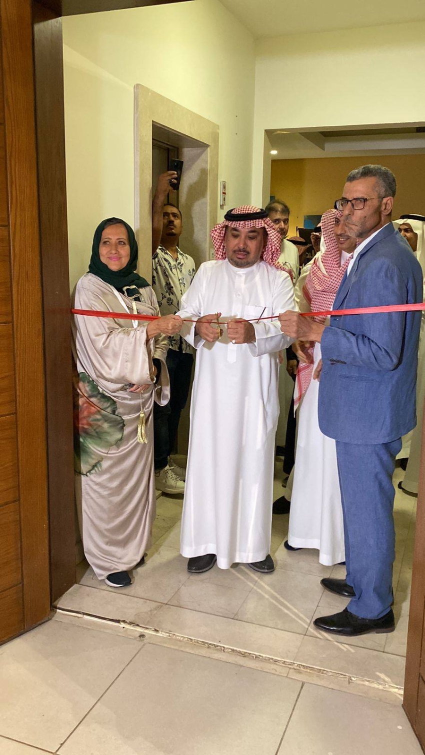 د.صالح الشادي يفتتح المعرض بحضور الفنان خالد عقل والفنانة مطلوبة قربان