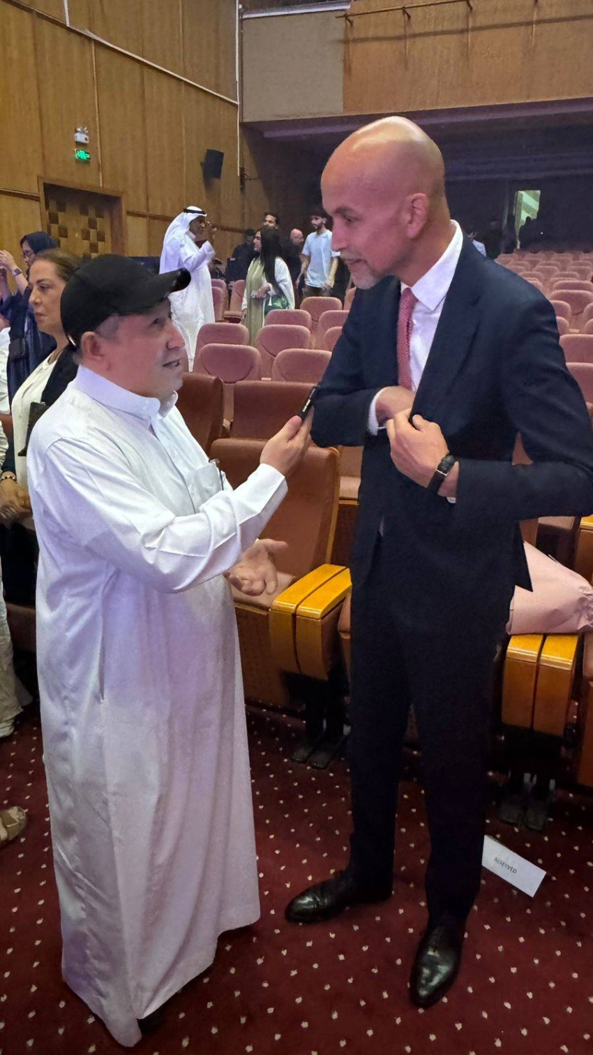 القنصل الفرنسي محمد نهاض يتحدث للزميل سهيل طاشكندي