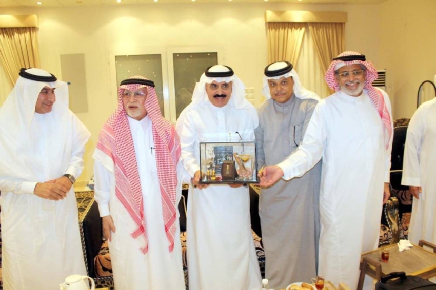 حسن إسكندراني وزياد السفياني يقدمان هدية تكريمية للزيد