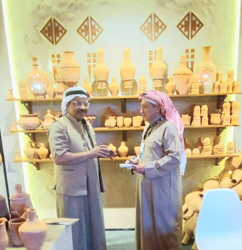 المعلم يوسف يحيى أبو لبن يتحدث للزميل سهيل طاشكندي عن «الفخار المديني»