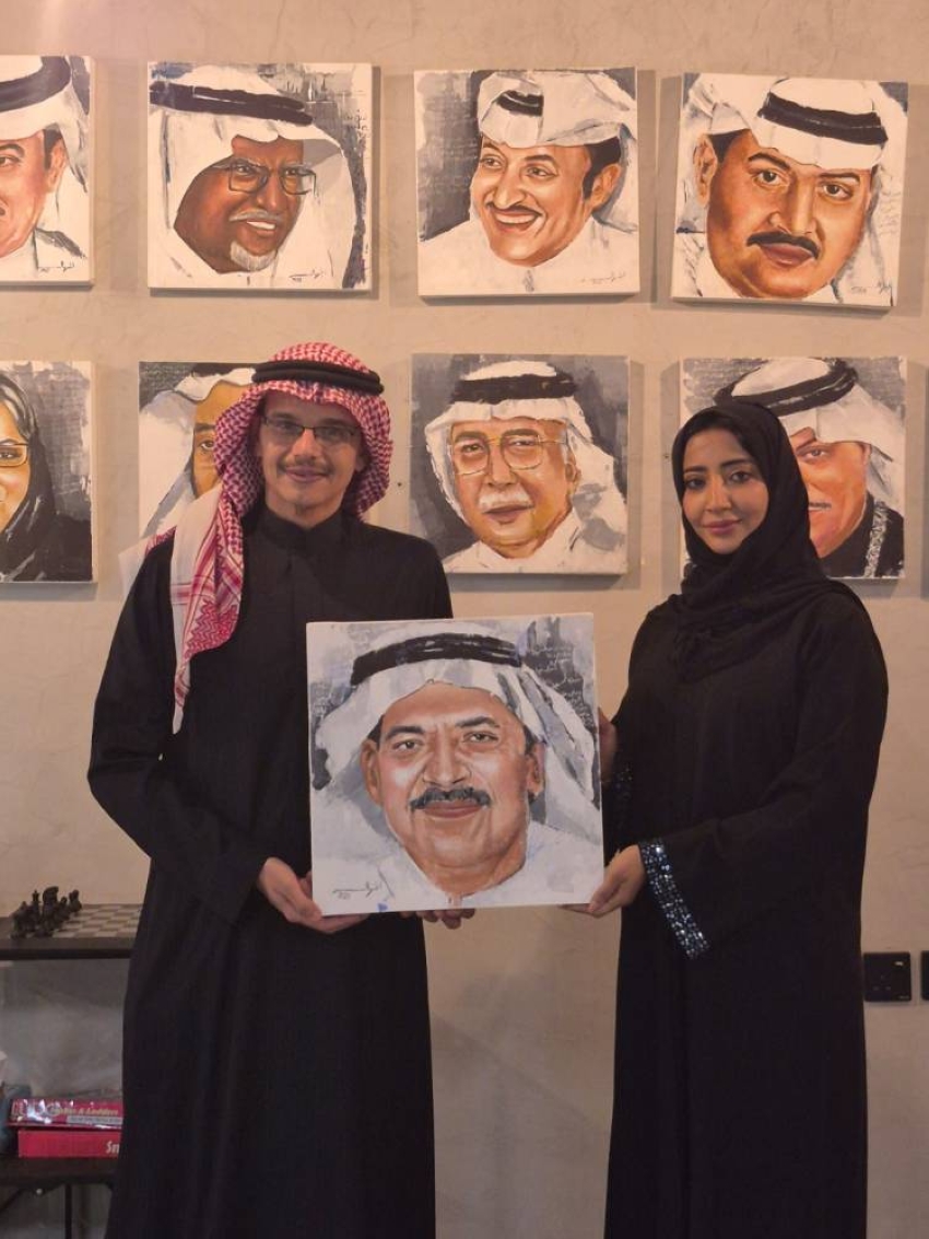 الفنانة ابتهال باجنيد تقدم لوحة تكريمية عن الفنان الراحل محمد شفيق يتسلمها ابنه