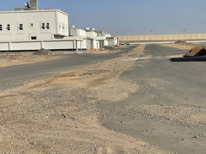 شارع يفتقد الأرصفة 
