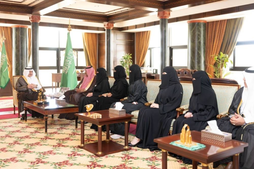 أمير تبوك يستقبل رئيس وأعضاء جمعية خدمة ضيوف الرحمن بالمنطقة أمير تبوك يستقبل رئيس وأعضاء جمعية خدمة ضيوف الرحمن بالمنطقة