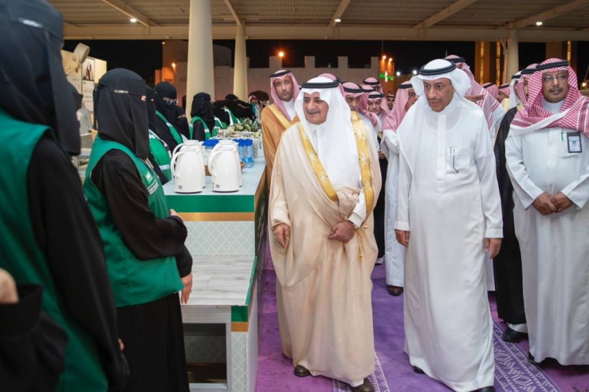 أشاد سموه بجهود العاملين بالمنفذ .. أمير تبوك يقف ميدانياً على الخدمات المقدمة لضيوف الرحمن في مدينة الحجاج بمنفذ حالة عمار 