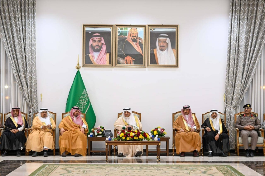 أشاد سموه بجهود العاملين بالمنفذ .. أمير تبوك يقف ميدانياً على الخدمات المقدمة لضيوف الرحمن في مدينة الحجاج بمنفذ حالة عمار 