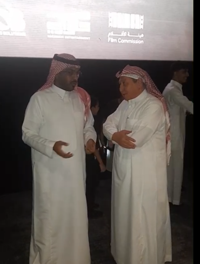 المخرج أسامة الخريجي يتحدث للزميل سهيل طاشكندي