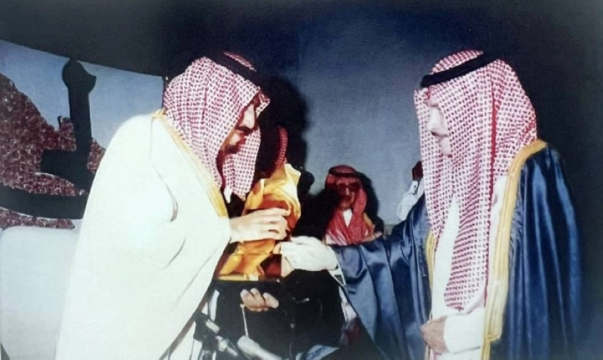 الملك سلمان يقدم للشيخ إبراهيم العنقري هدية تقديرية