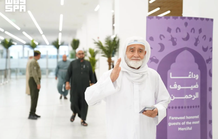 جوازات منفذ جديدة عرعر تنهي إجراءات مغادرة أولى رحلات ضيوف الرحمن بعد أدائهم فريضة الحج