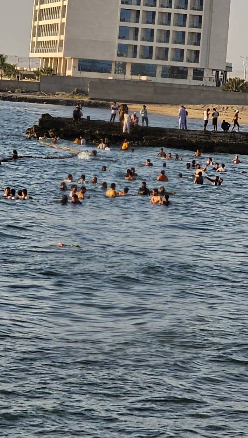 المتنزهون يستمتعون بأجواء الجمعة العصرية في مسبح الدقم بأملج