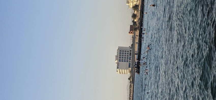 المتنزهون يستمتعون بأجواء الجمعة العصرية في مسبح الدقم بأملج