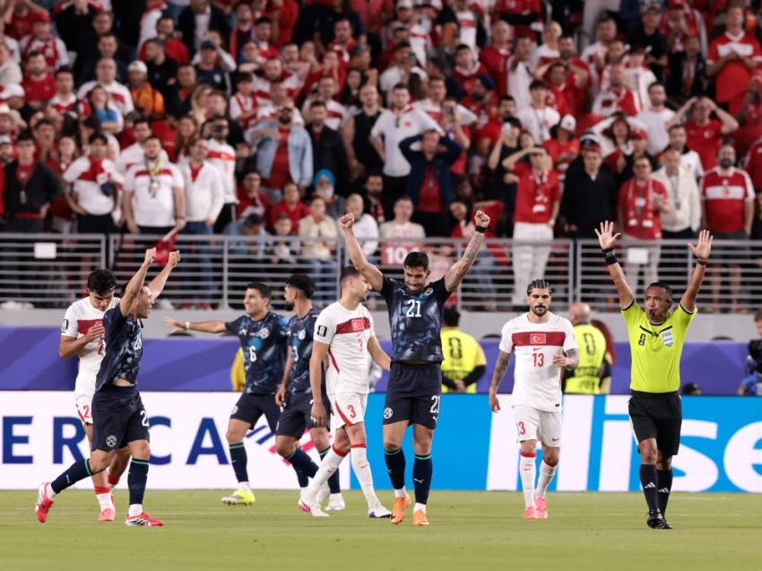 لاعبو باراجواي يحتفلون مع جماهيرهم بالفوز على تركيا