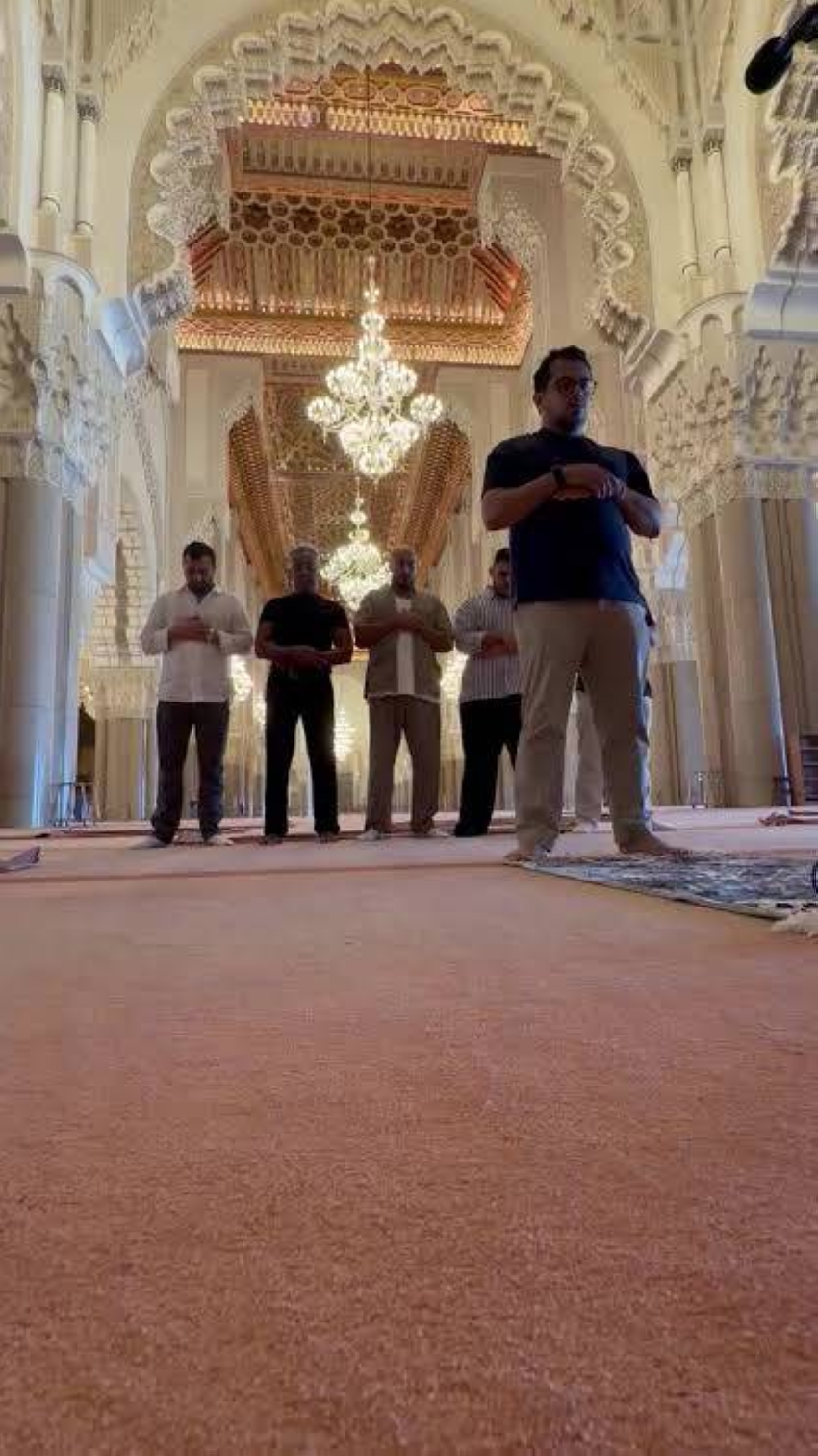 جيانكارلو اسبوزيتو يؤدي الصلاة بعد نطقه الشهادتين 