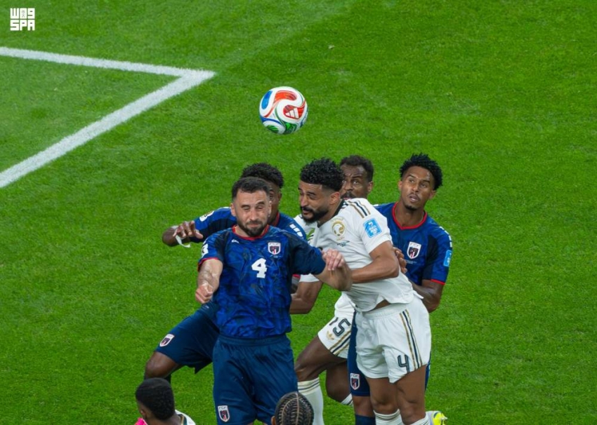 العمري يحاول الوصول لكرة هوائية وسط حصار من لاعبي الرأس الأخضر