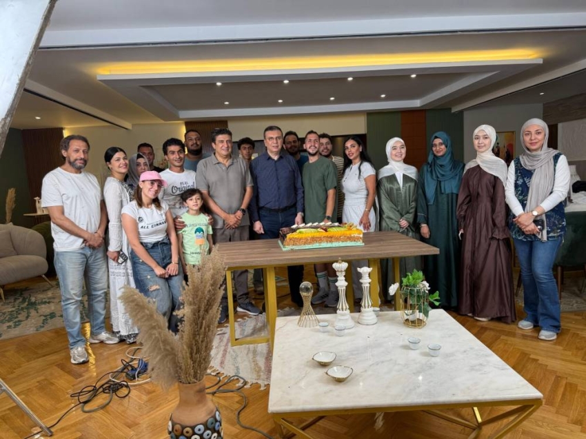 د.عمرو الليثي يتوسط فريق مسلسل العربية للجميع 