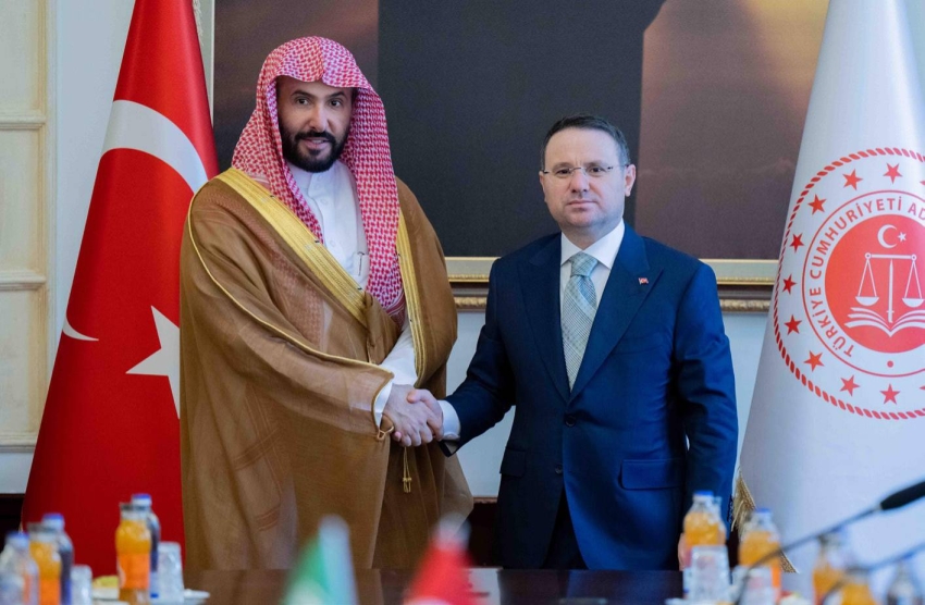 الدكتور وليد بن محمد الصمعاني مع وزير العدل التركي أكين غورليك 