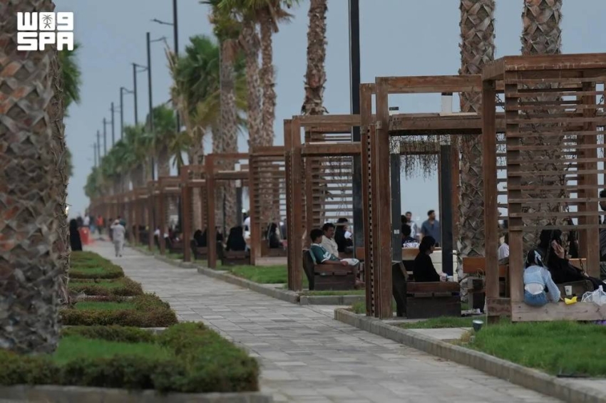حركة المتنزِّهين على امتداد الكورنيش