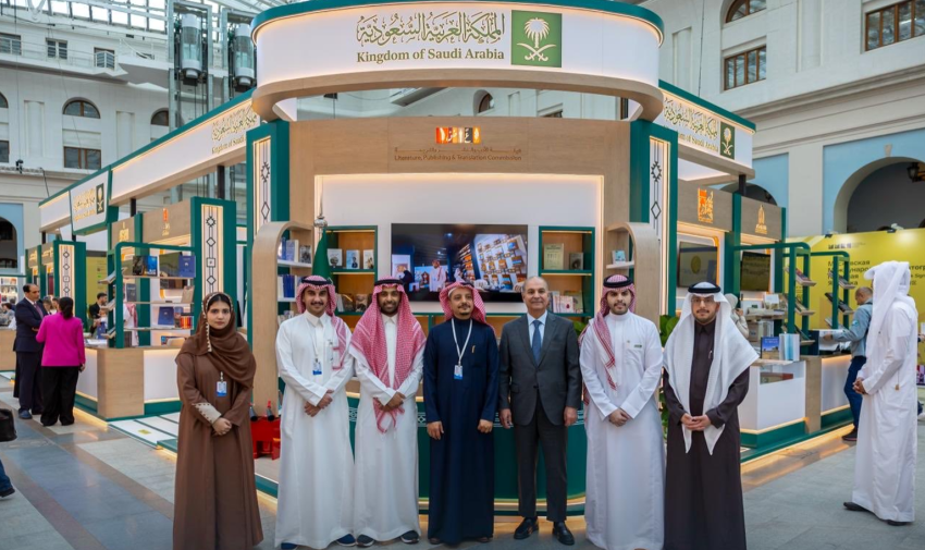 سفير المملكة لدى روسيا سامي السدحان خلال زيارته للجناح السعودي 