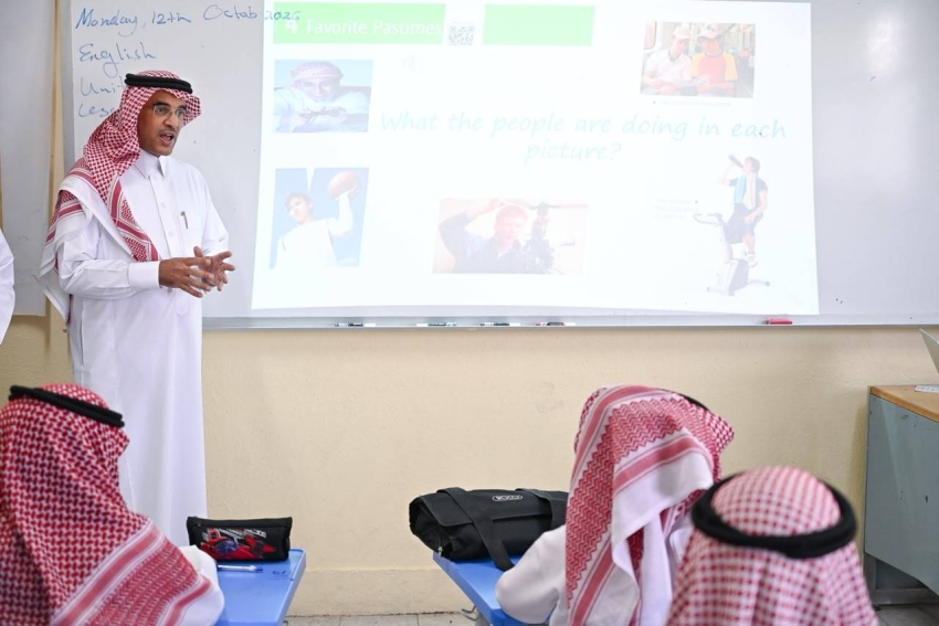 مدير تعليم الطائف يشارك طلاب متوسطة الريان يومهم الدراسي