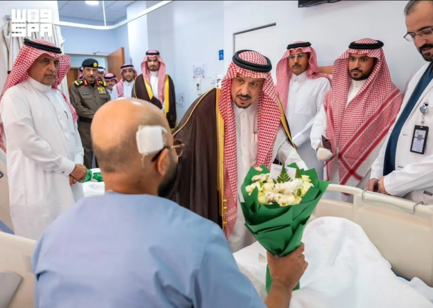 أمير منطقة الرياض يتفقد المصابين جراء عدوان الميليشيا الحوثية الإرهابية على مطار الملك خالد الدولي
