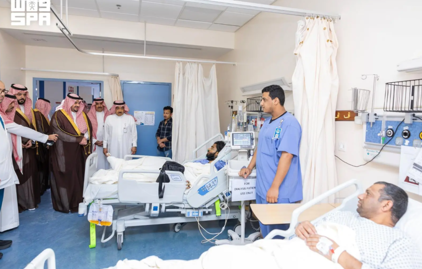 نائب أمير منطقة الرياض يتفقد المصابين جراء عدوان الميليشيا الحوثية الإرهابية على مطار الملك خالد الدولي