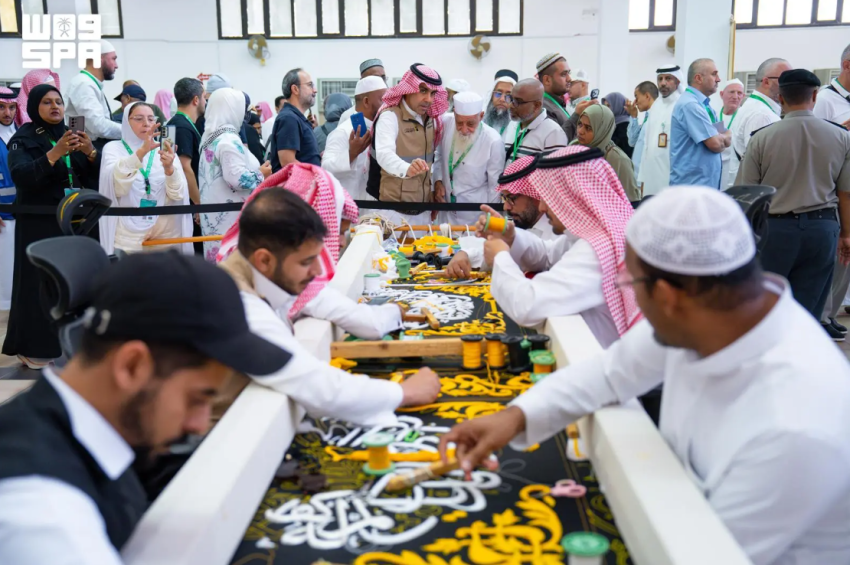 ضيوف برنامج خادم الحرمين الشريفين للعمرة والزيارة يطّلعون على مراحل صناعة كسوة الكعبة المشرفة