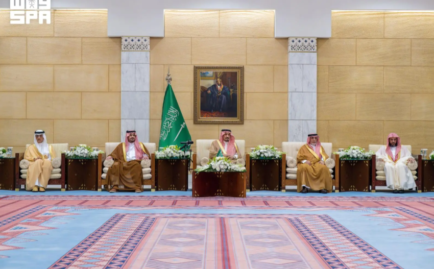 أمير منطقة الرياض يستقبل محافظ شقراء ويتسلّم التقرير السادس لمهرجان فلفل شقراء