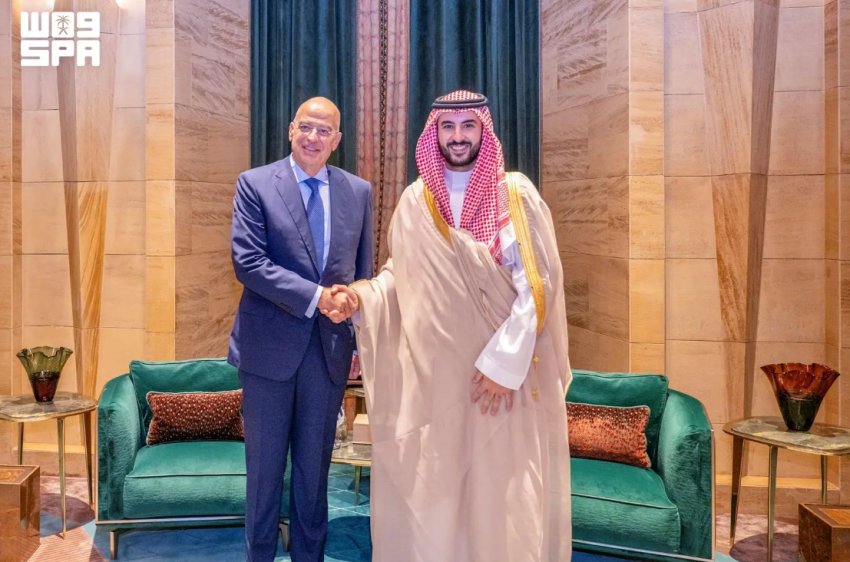 وزير الدفاع ووزير الدفاع الوطني في الجمهورية الهيلينية يستعرضان تعزيز الشراكة الدفاعية بين البلدين الصديقين