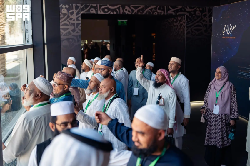 ضيوف برنامج خادم الحرمين الشريفين للعمرة والزيارة يطّلعون على معروضات حي حراء الثقافي بمكة المكرمة
