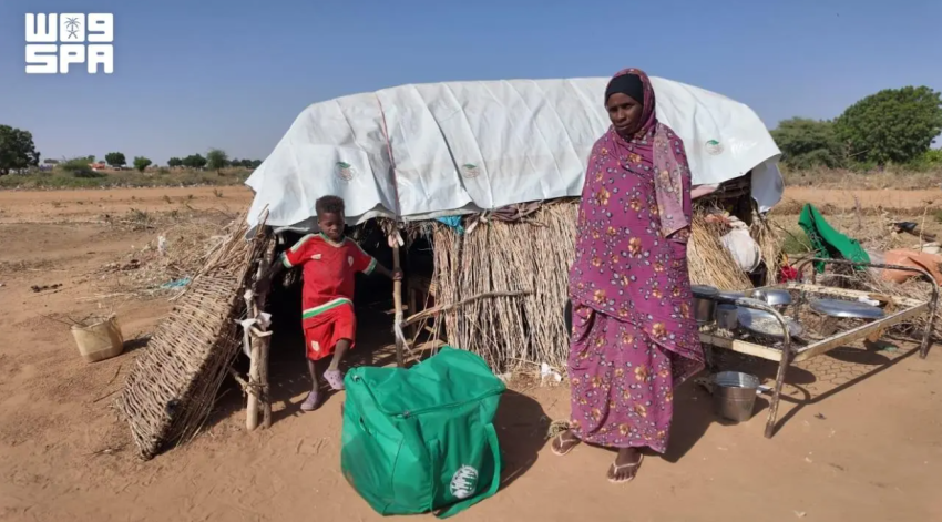 مركز الملك سلمان يوزّع 2,000 حقيبة إيوائية في معسكر البان الجديد بالسودان